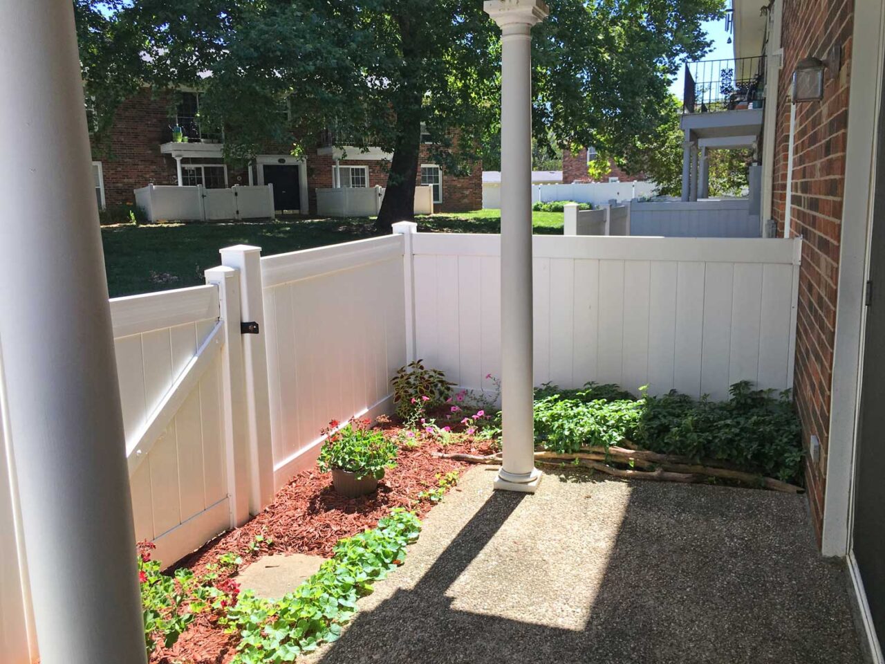 6-Patio_Right